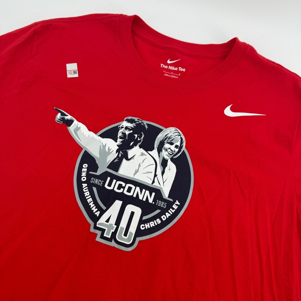 Nike UConn Geno Auriemma Chris Dailey 40 Years Red T-Shirt Mens Large